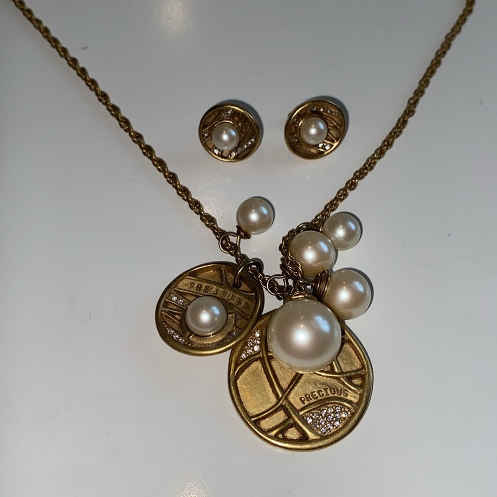 EUC Carolee Pearl and Goldtone Necklace and Earrings Set